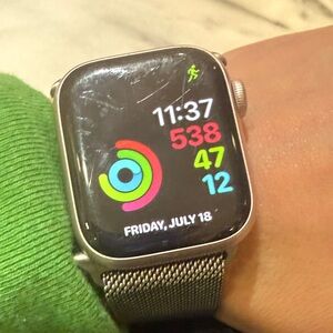 Apple Watch Series 9: 41MM+ GPS+Water Resistant 50 M Rose Gold+Milanese Loop+🎁